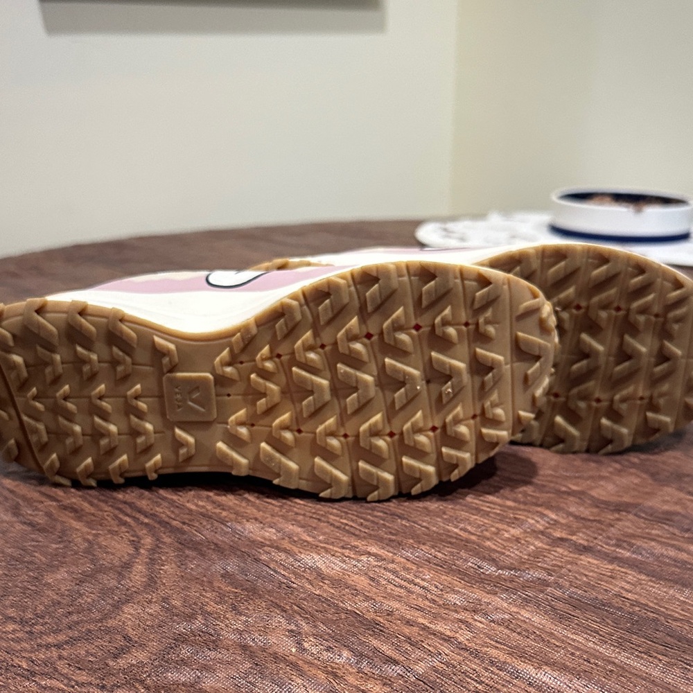 VEJA Sneakers Color: PIERRE Women's size 7 - Picture 11 of 14